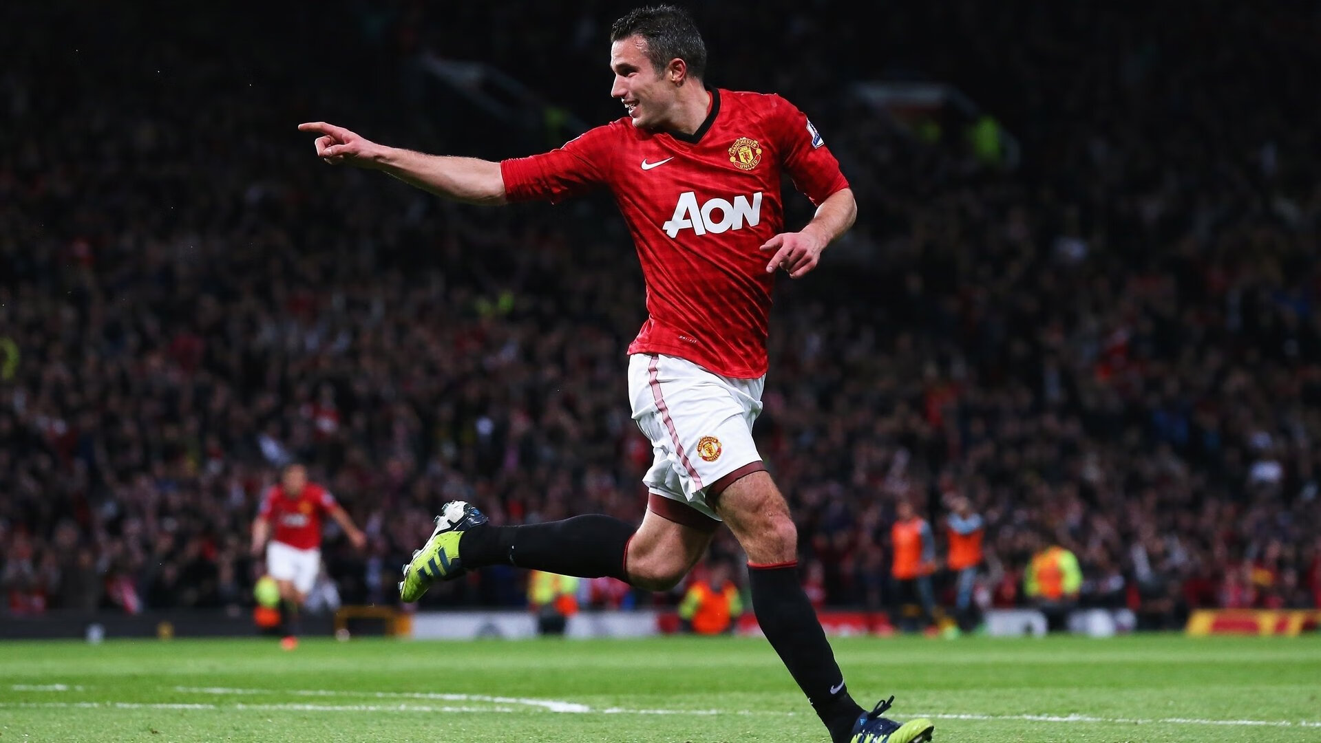 世界杯后场馆开放日 市民首次踏上决赛草皮